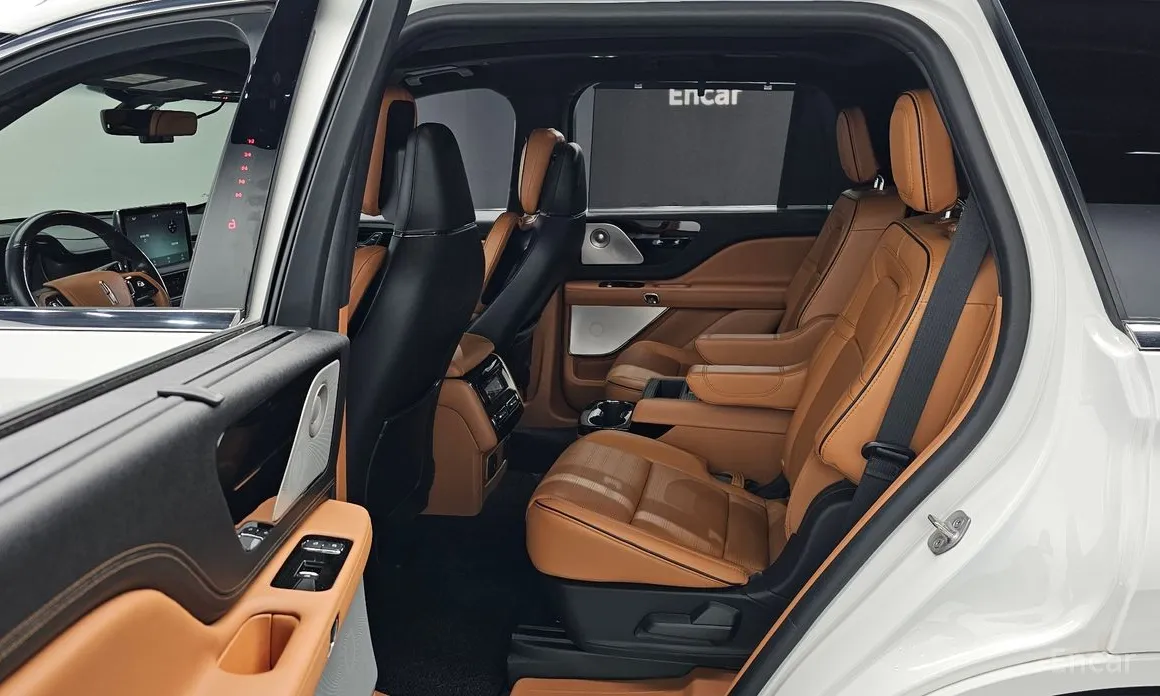 Фото 11 - Lincoln Aviator