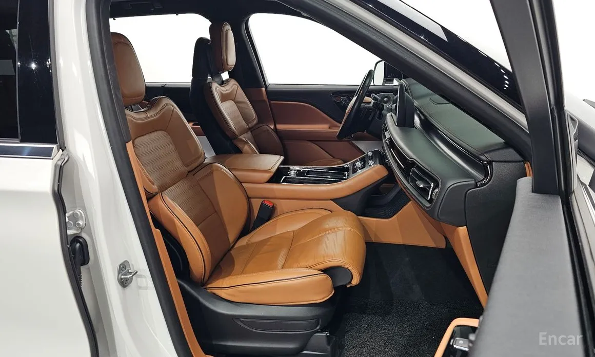 Фото 12 - Lincoln Aviator