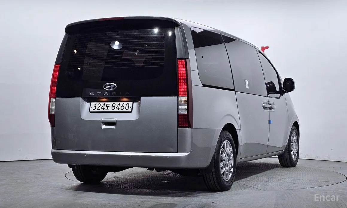 Фото 2 - Hyundai Staria