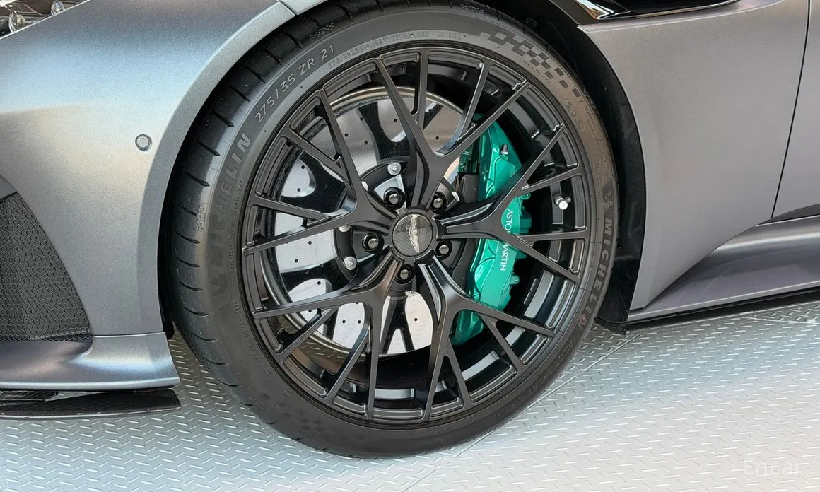 Фото 4 - Aston Martin DB12