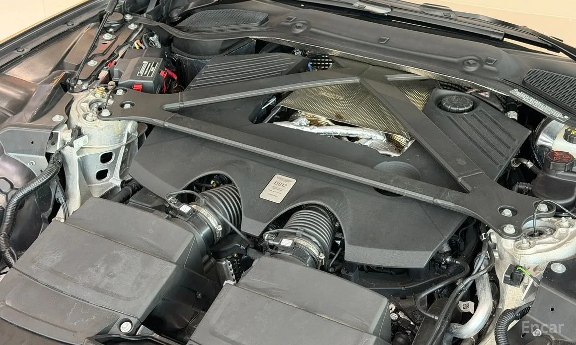 Фото 5 - Aston Martin DB12