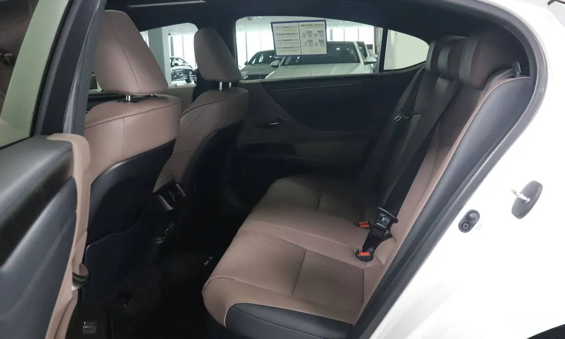 Фото 10 - Lexus ES