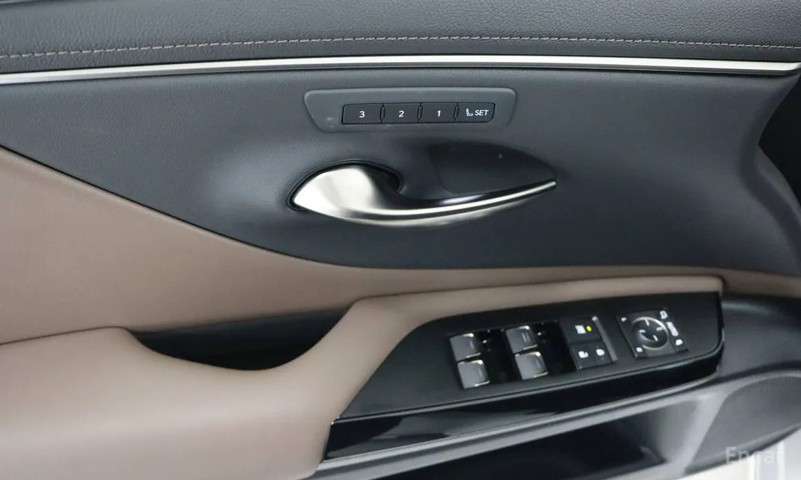 Фото 12 - Lexus ES