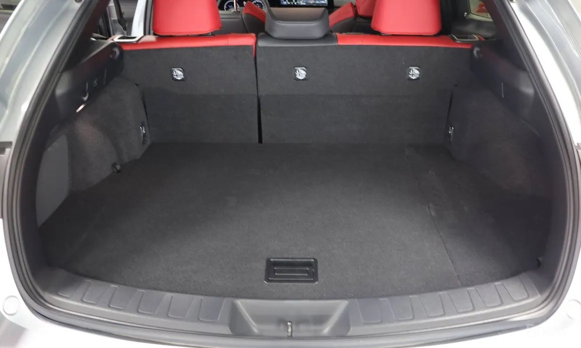 Фото 16 - Lexus UX