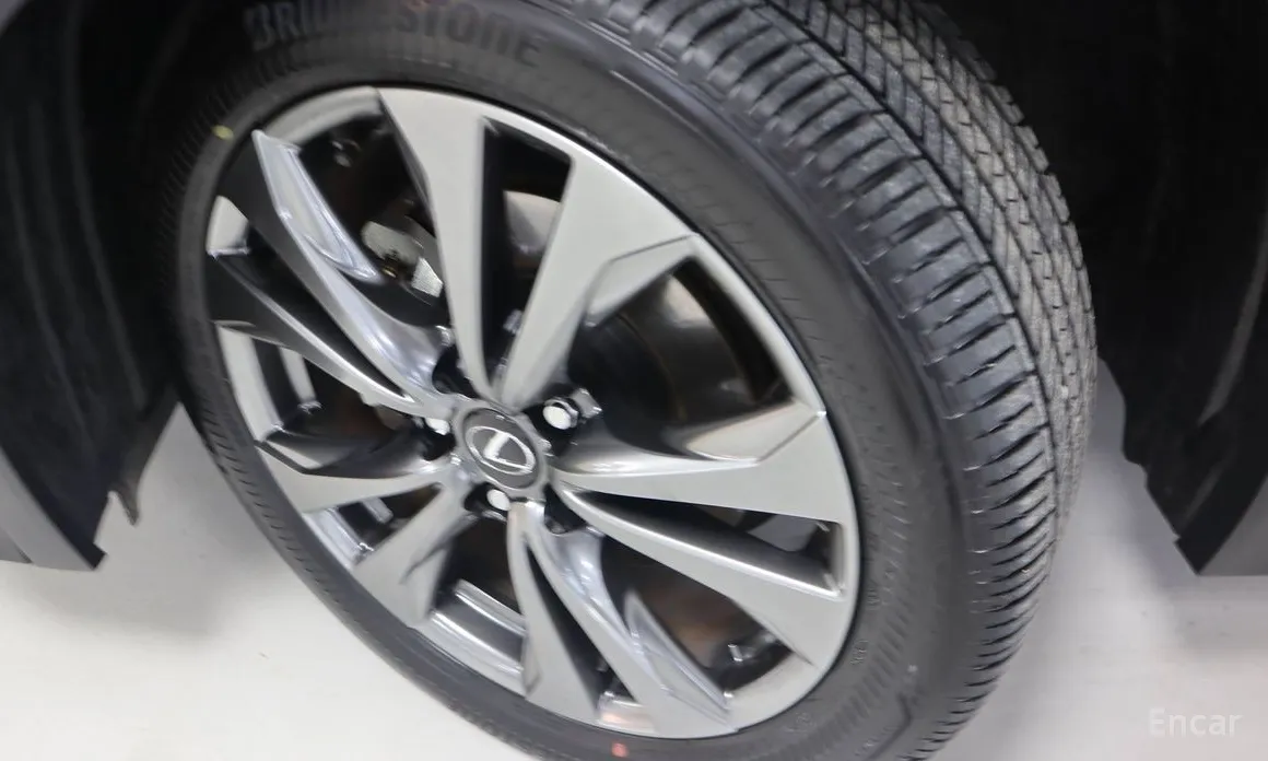 Фото 5 - Lexus UX