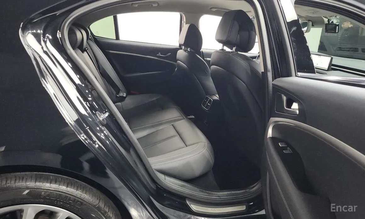 Фото 12 - Genesis G70