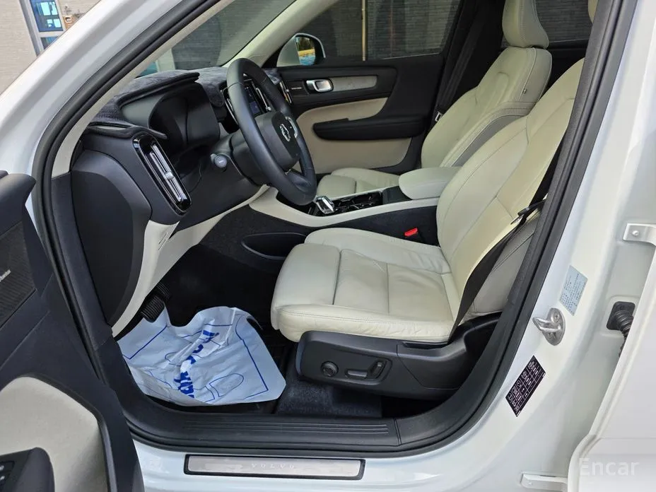 Фото 12 - Volvo XC40