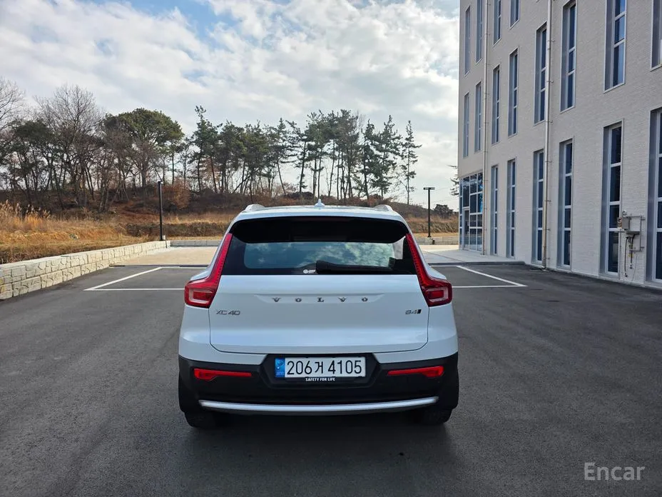 Фото 8 - Volvo XC40