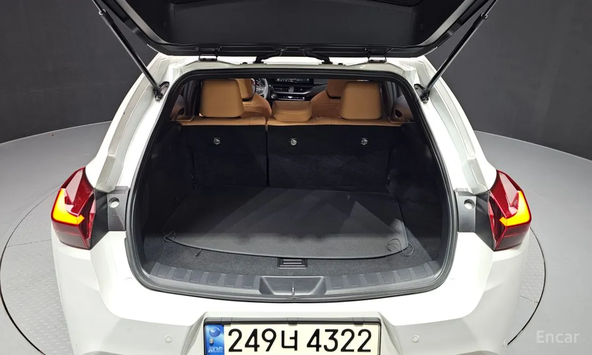 Фото 20 - Lexus UX