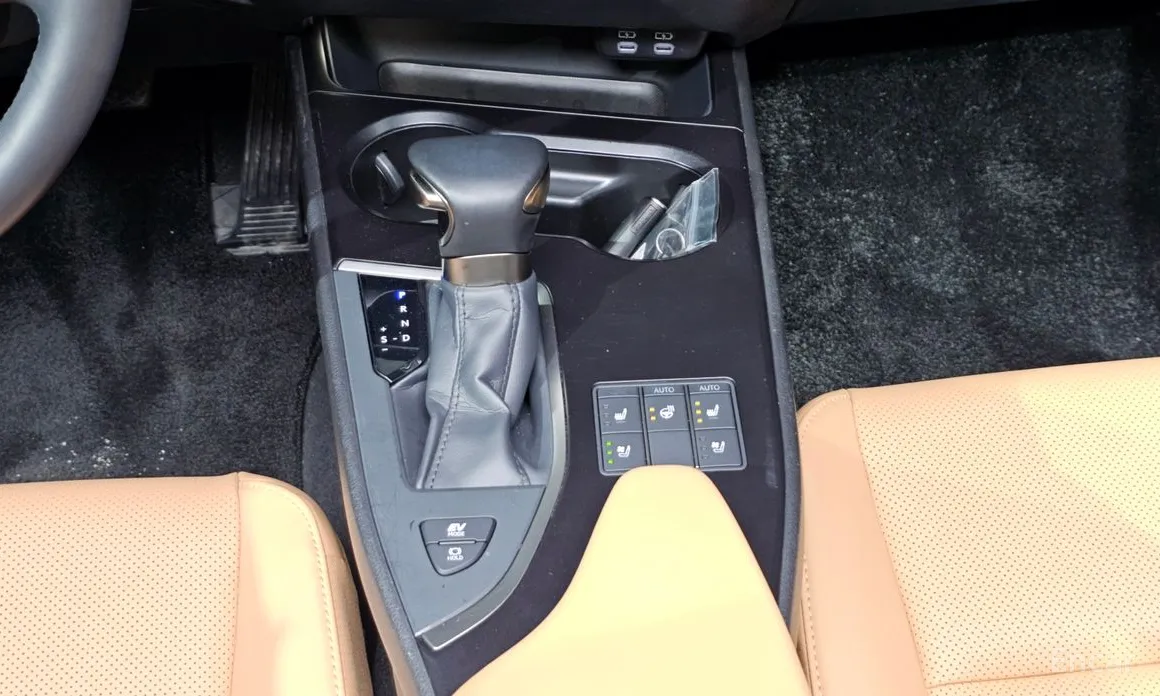 Фото 9 - Lexus UX