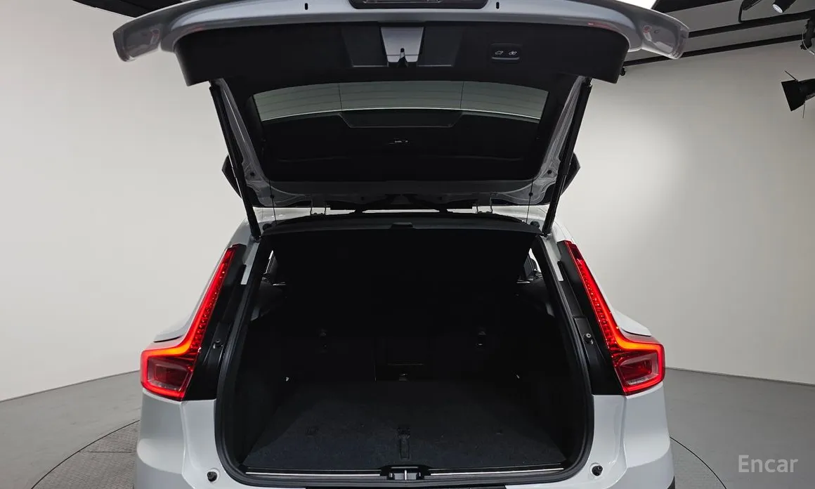 Фото 20 - Volvo XC40