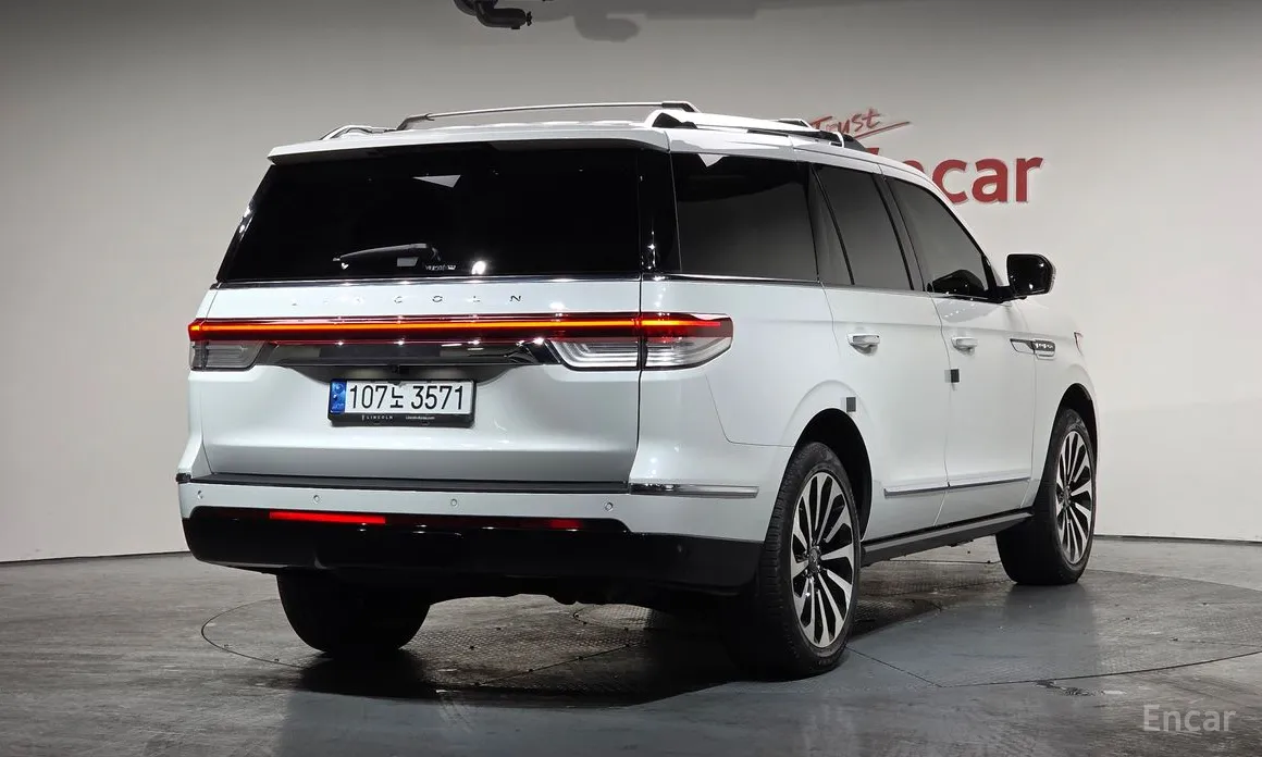 Фото 2 - Lincoln Navigator
