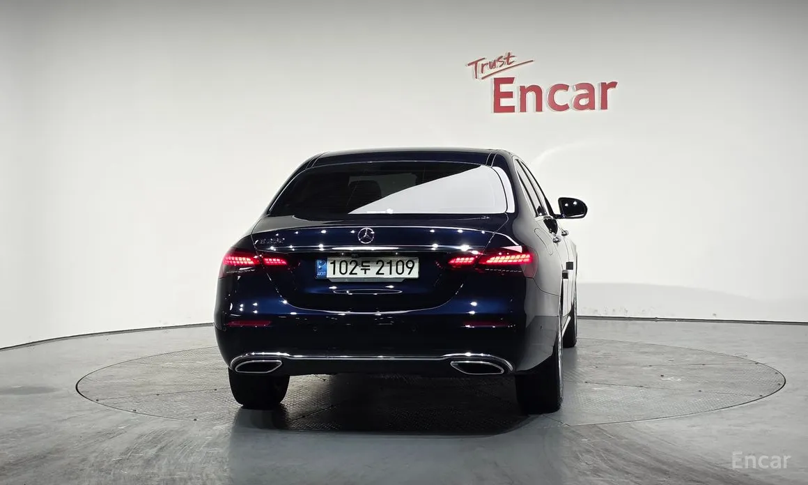 Фото 4 - Mercedes-Benz E-Class