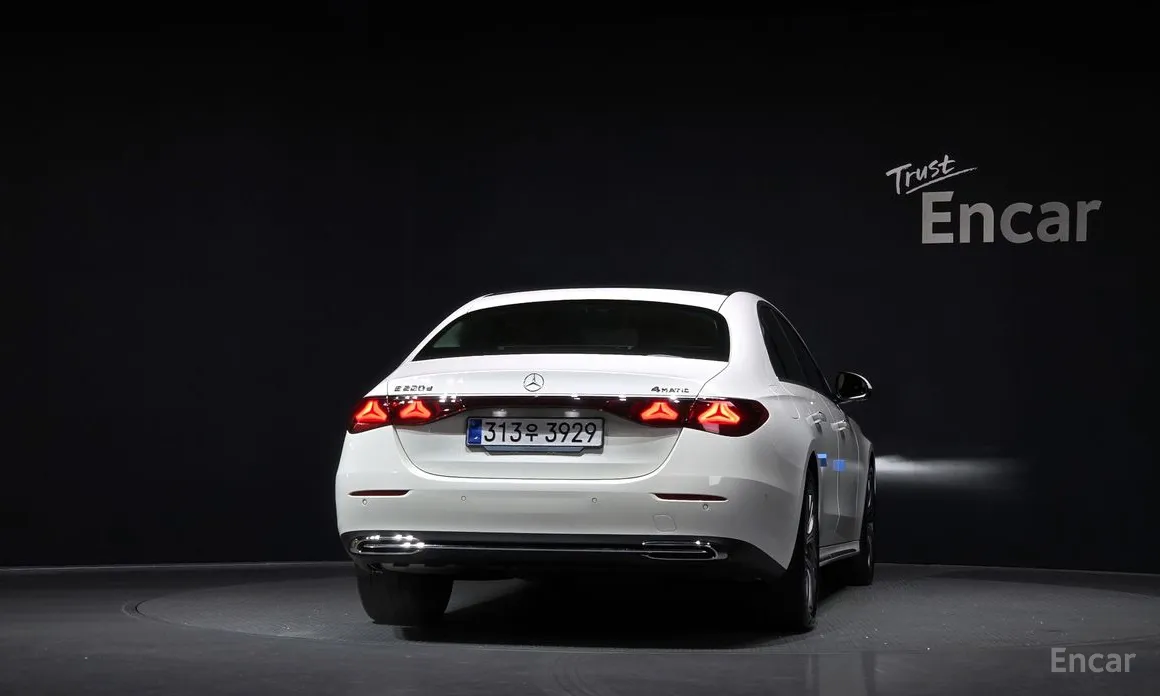 Фото 4 - Mercedes-Benz E-Class