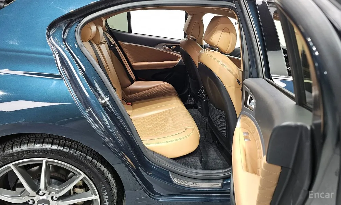 Фото 12 - Genesis G70