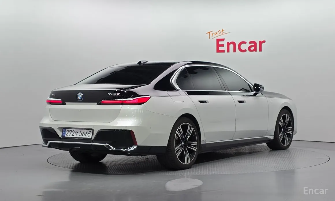 Фото 2 - BMW 7 Series