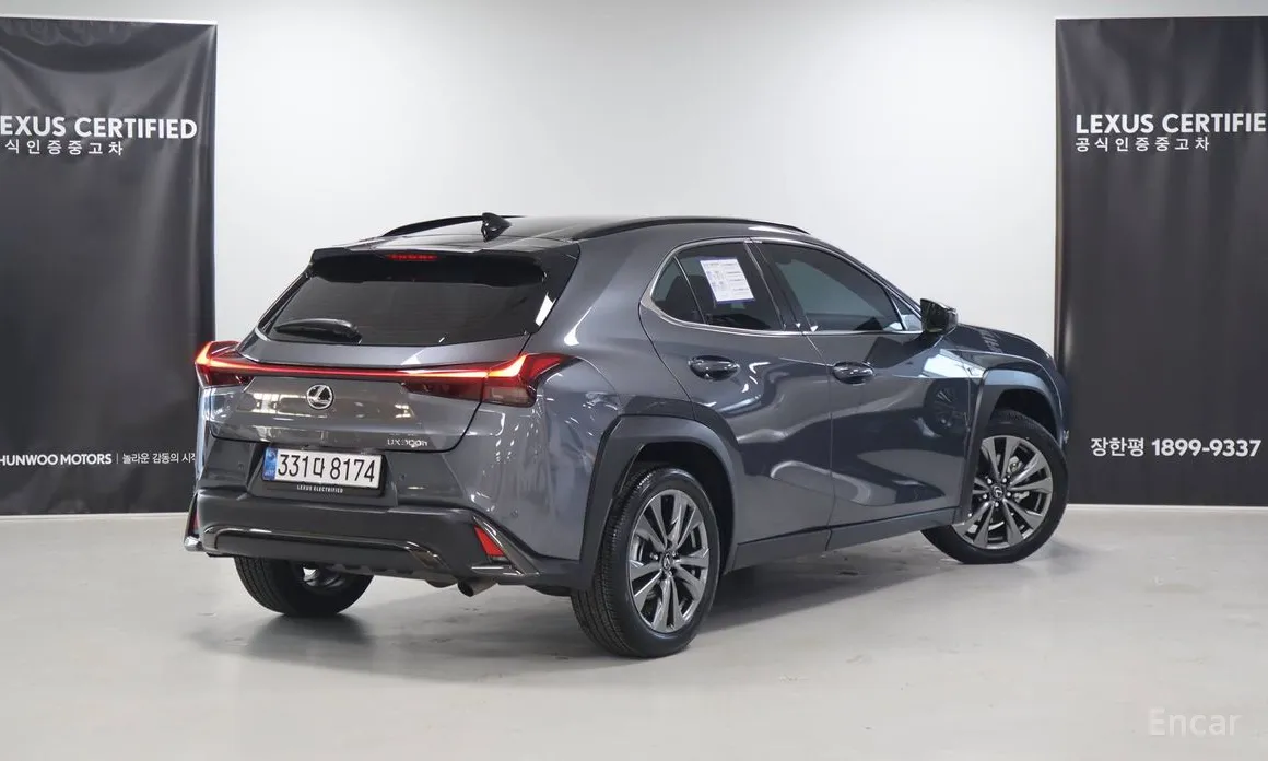 Фото 2 - Lexus UX