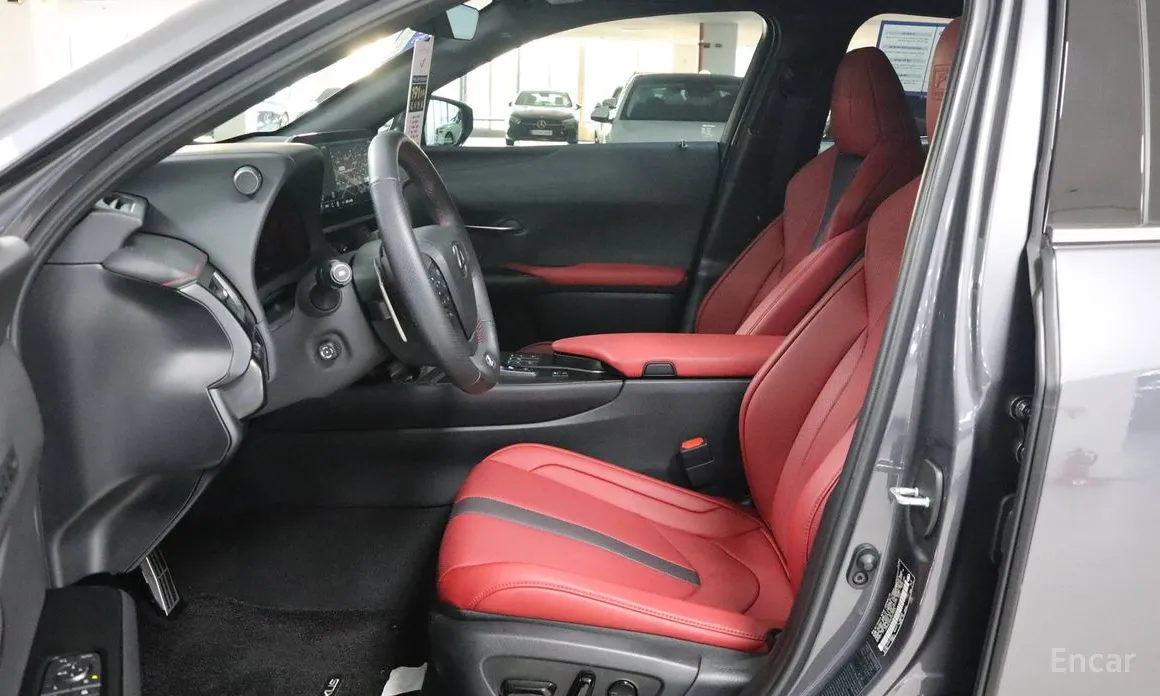 Фото 9 - Lexus UX