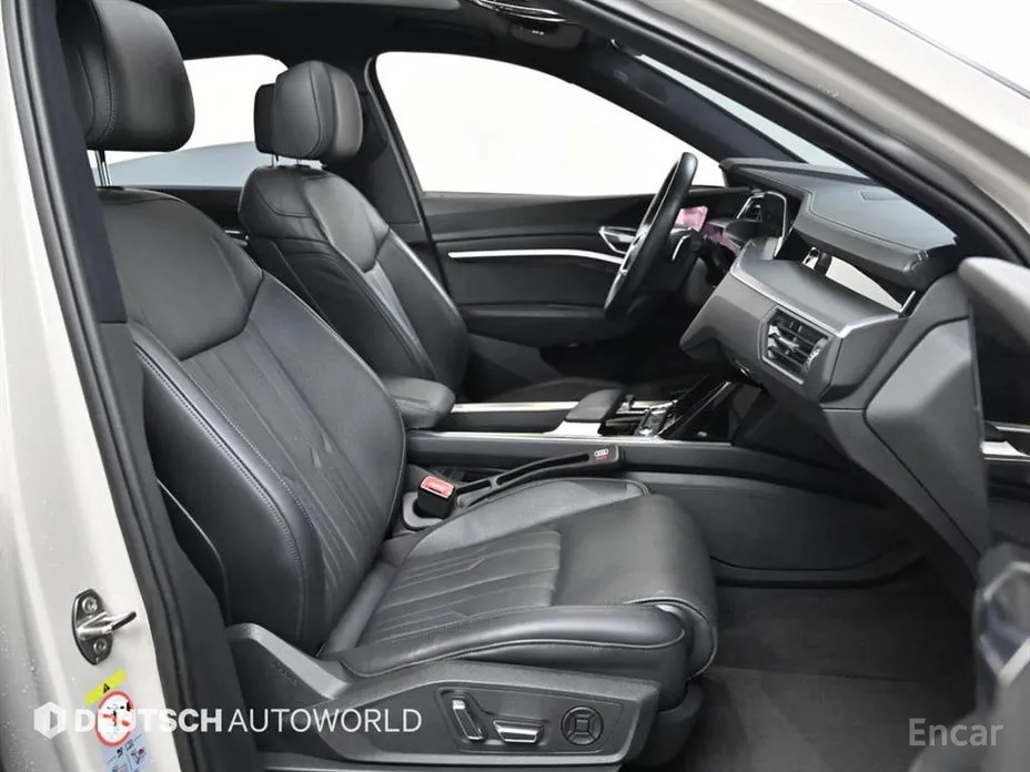Фото 10 - Audi e-tron