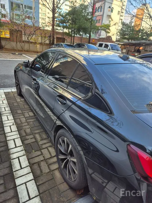 Photo 3 - BMW 3 Series