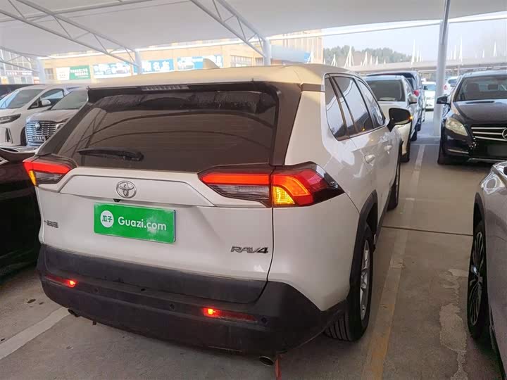 Фото 7 - Toyota RAV4