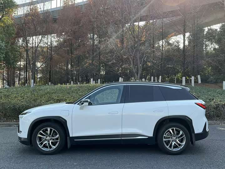 Фото 2 - Nio ES6