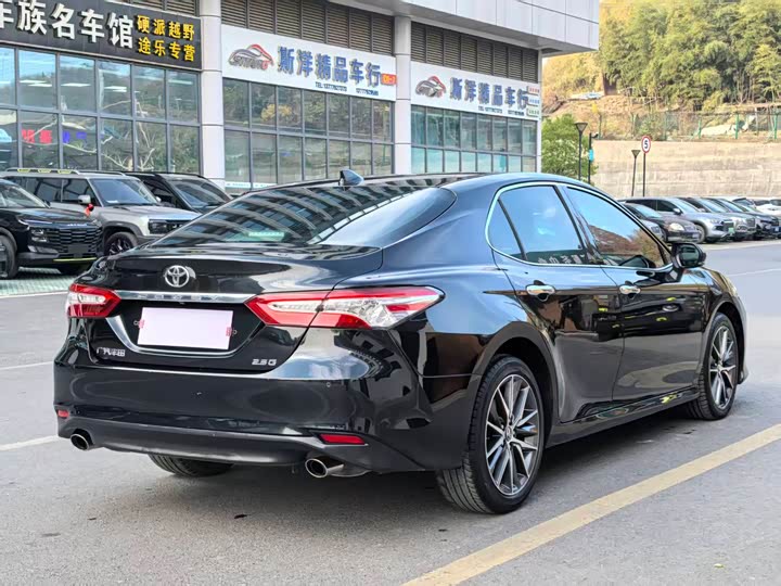 Фото 10 - Toyota Camry