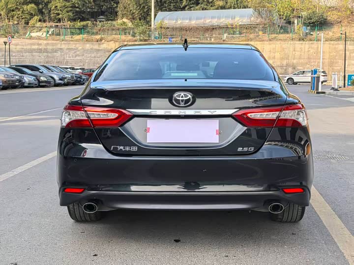 Фото 11 - Toyota Camry