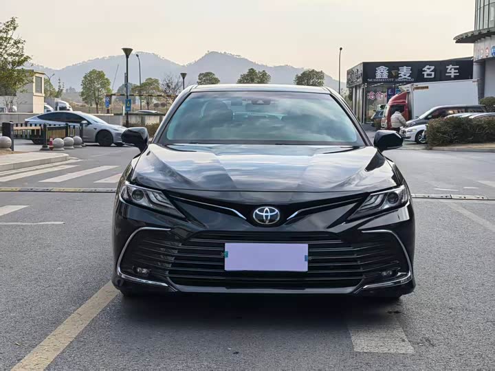 Фото 2 - Toyota Camry