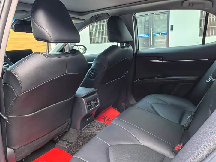 Фото 5 - Toyota Camry