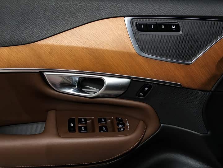 Фото 18 - Volvo XC90