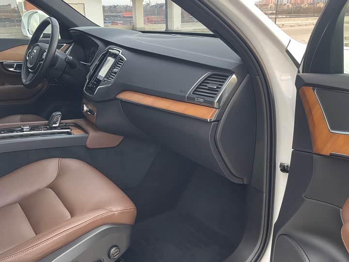 Фото 8 - Volvo XC90