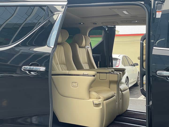 Фото 10 - Toyota Alphard