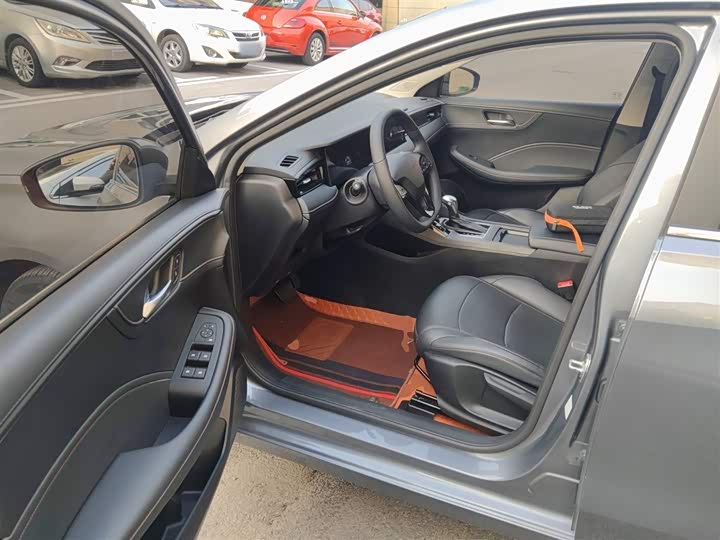 Фото 16 - Roewe i5