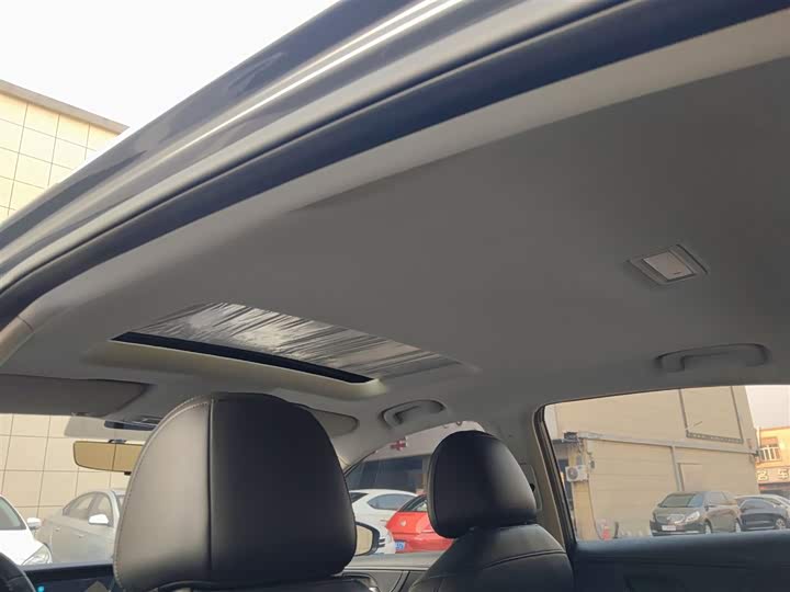 Фото 18 - Roewe i5