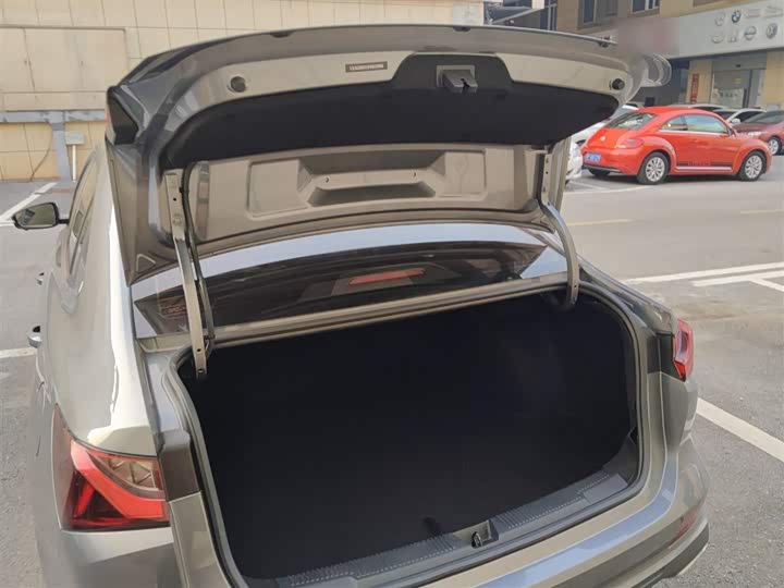 Фото 19 - Roewe i5