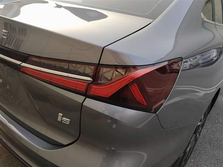 Фото 8 - Roewe i5