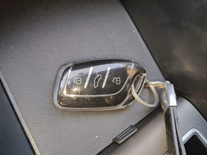 Фото 9 - Roewe i5