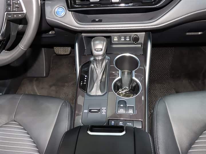 Фото 16 - Toyota Crown Kluger