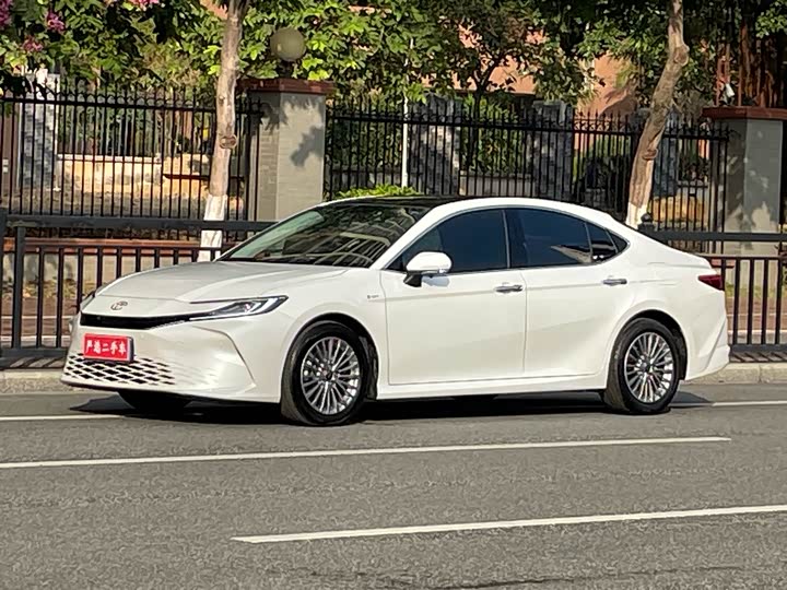 Фото 1 - Toyota Camry