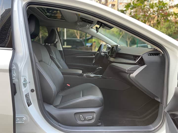 Фото 10 - Toyota Camry