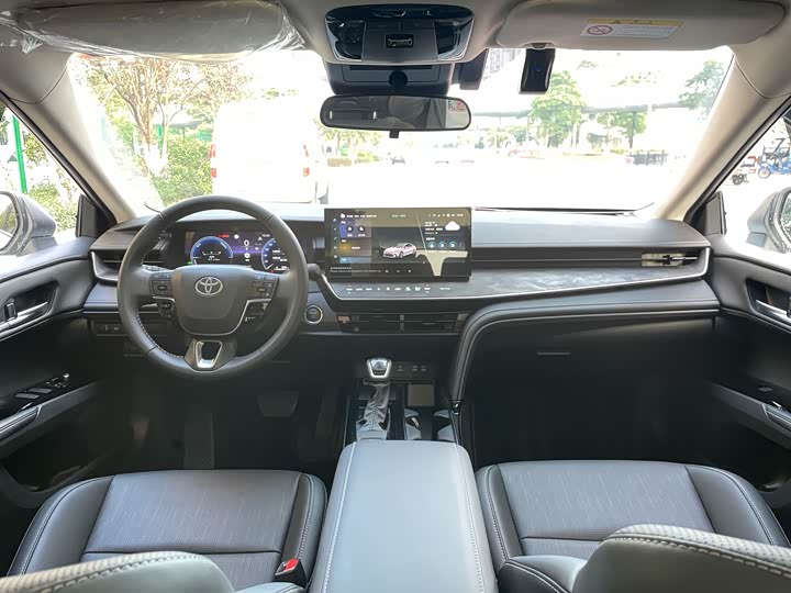 Фото 13 - Toyota Camry