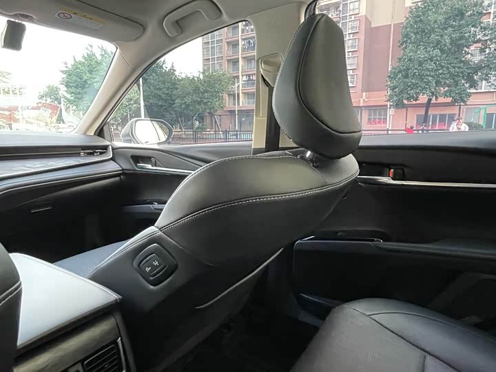 Фото 19 - Toyota Camry