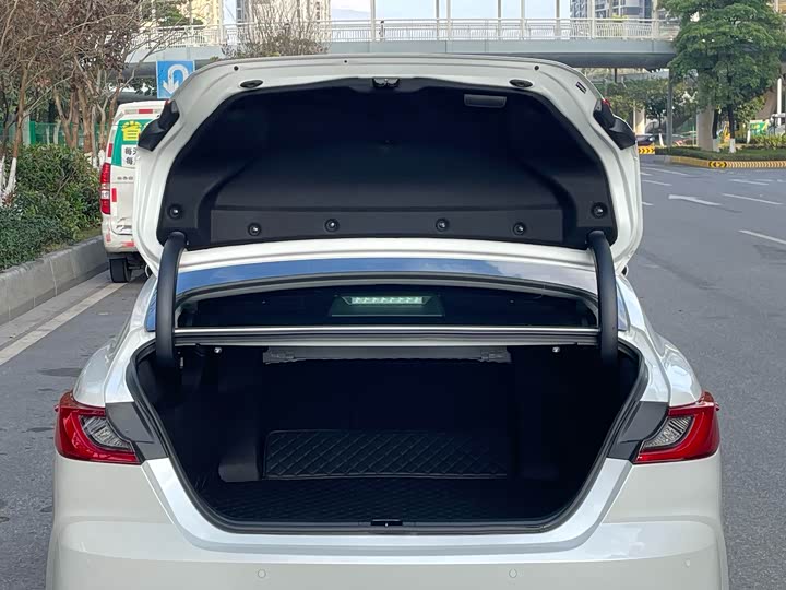 Фото 20 - Toyota Camry