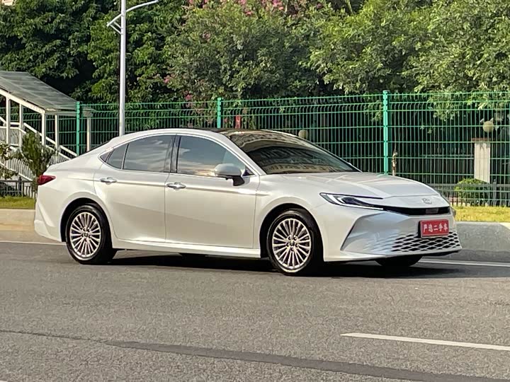 Фото 3 - Toyota Camry