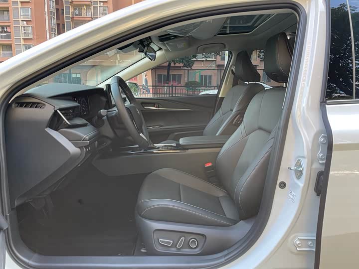 Фото 8 - Toyota Camry