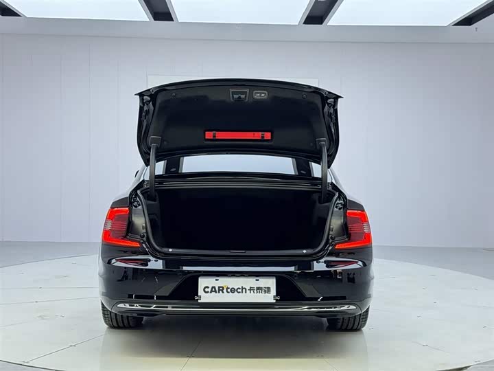 Фото 9 - Volvo S90