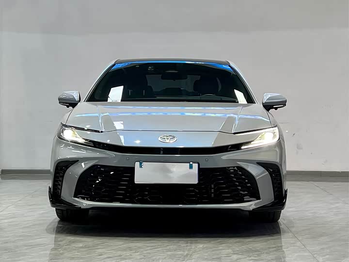 Фото 2 - Toyota Camry