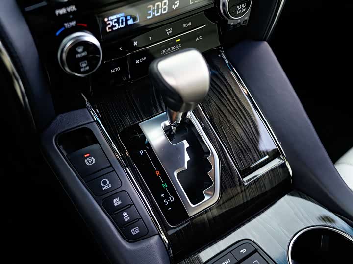 Фото 18 - Lexus LM