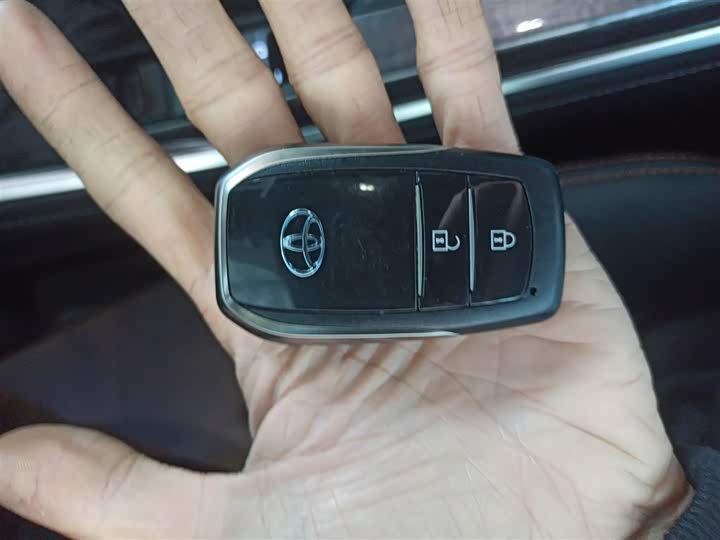 Фото 9 - Toyota Crown Kluger